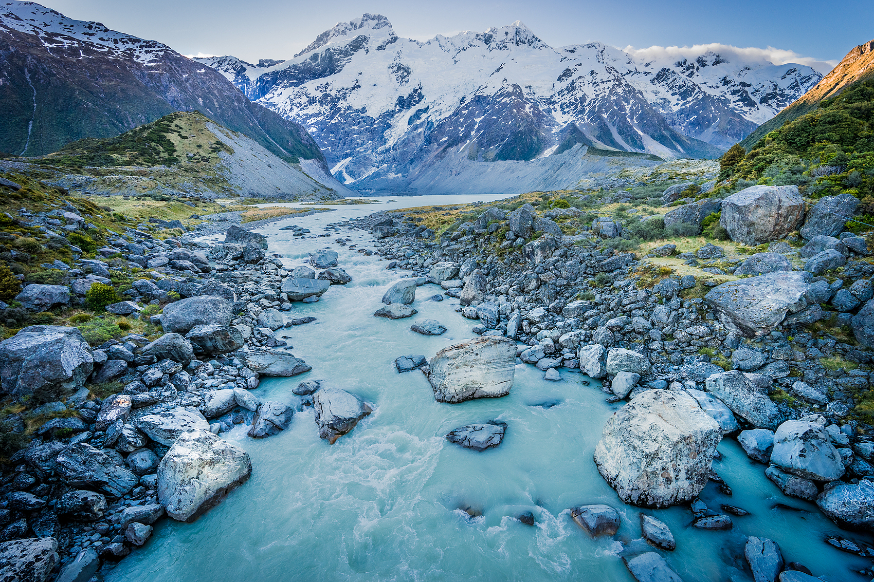 新西兰坎特伯雷库克山国家公园，白雪皑皑的群山映衬着天空.jpg